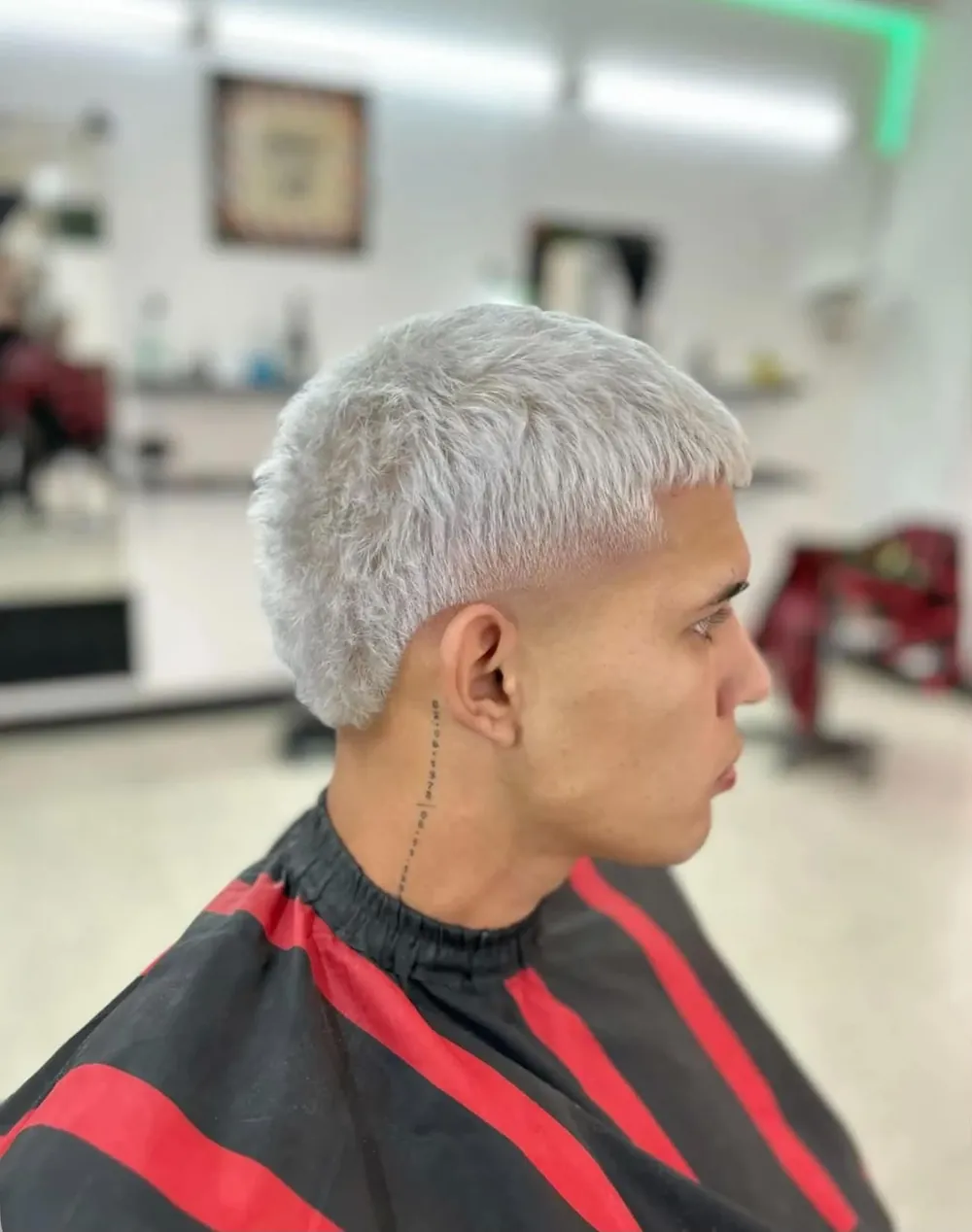 Krátký platinově blond střih s čistým přechodem po stranách