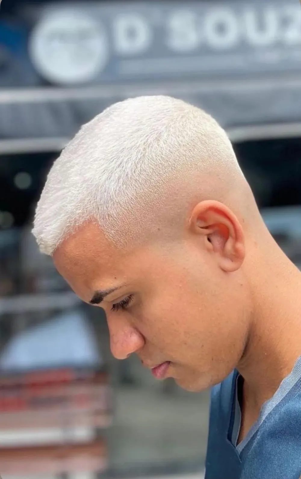 Bělobílé krátké vlasy s hladkým skin fade, pohled z profilu